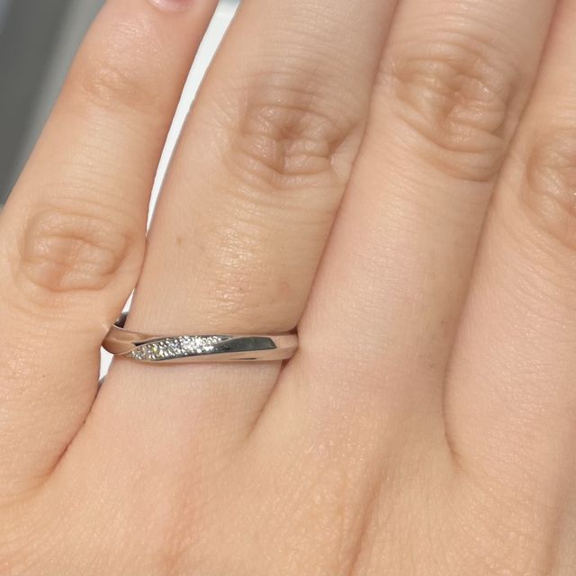 【銀座ダイヤモンドシライシの口コミ】 シンプルながらも華やかなデザインなところがおすすめです。ダイヤモンド…