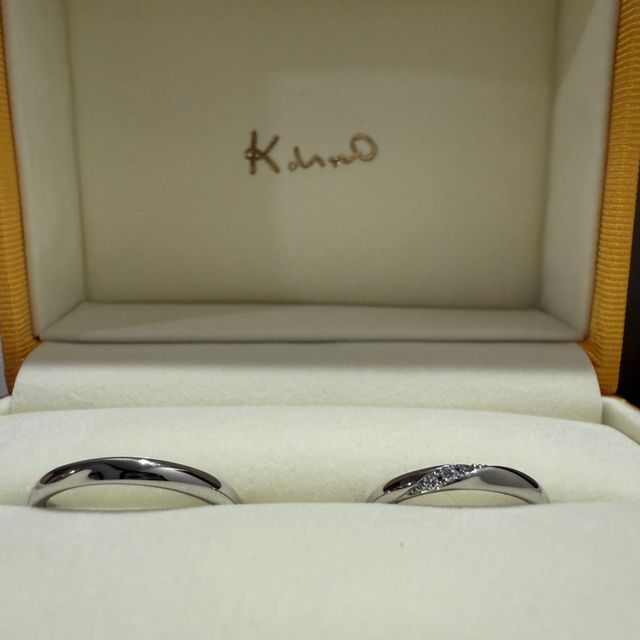 【ケイウノ ブライダル(K.UNO BRIDAL)の口コミ】 シンプルで違和感もなく、リングのコンセプト通りえくぼのようなくぼみが…