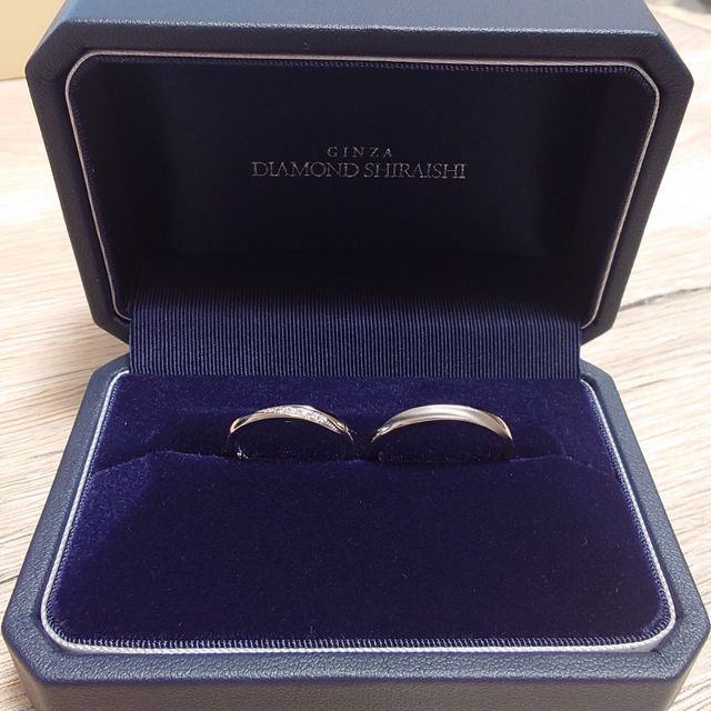 【銀座ダイヤモンドシライシの口コミ】 斜めのラインになっているので指が長く見えます。ダイヤ7粒でも派手すぎず…