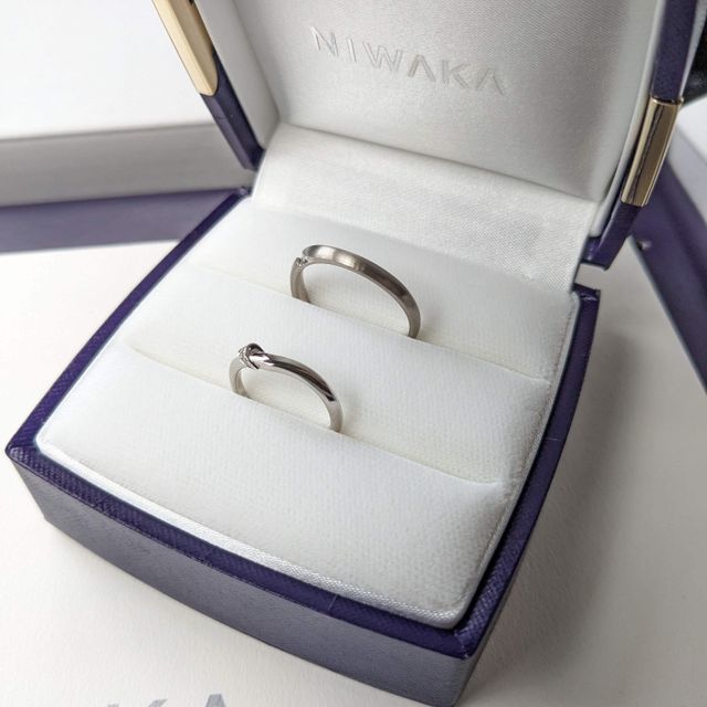 【俄(にわか)の口コミ】 ストレートラインではなくて、ゆるやかなラインのリングです。
ダイヤは中…