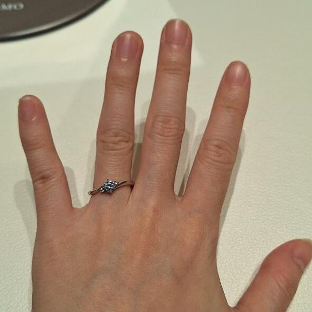 【アイプリモ(I-PRIMO)の口コミ】 サイドに2石のメレダイヤが配置された上品なデザインです。センターダイヤ…