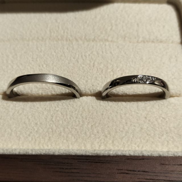 【TANZO.(鍛造指輪)の口コミ】 プラチナで作成してもらい、自分の方は斜めに加工してもらい、妻の方はダ…