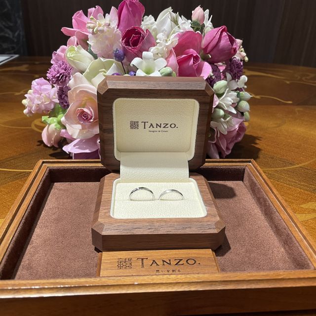 【TANZO.(鍛造指輪)の口コミ】 ミル打ち加工があり、シンプルなデザインながらもしっかり存在感がある！
…