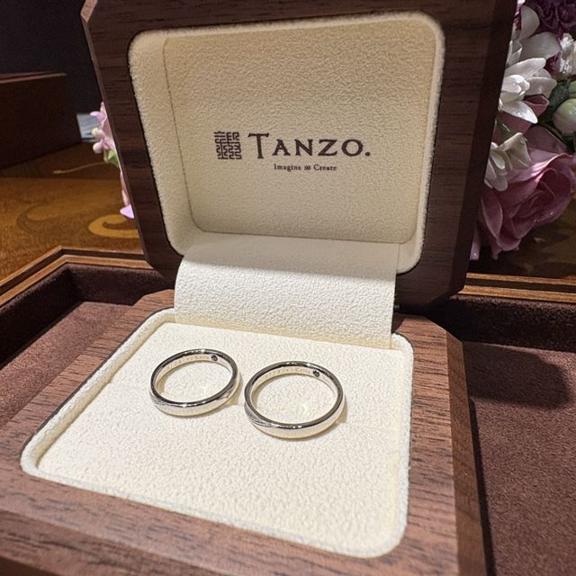【TANZO.(鍛造指輪)の口コミ】 ・見本で見せていただいたときは2.5ミリ幅のものでしたが、担当の方と相談…