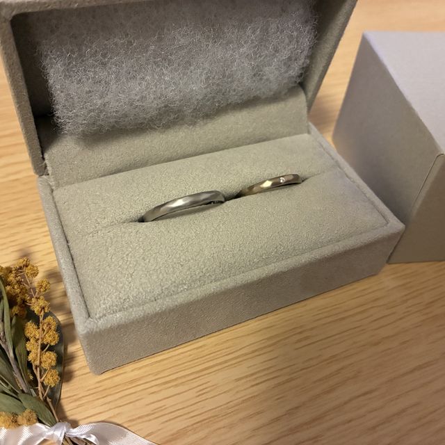 【mina.jewelry(ミナジュエリー)の口コミ】 シルバーすぎずゴールドすぎない、手に馴染むシャンパンゴールドの色を選…