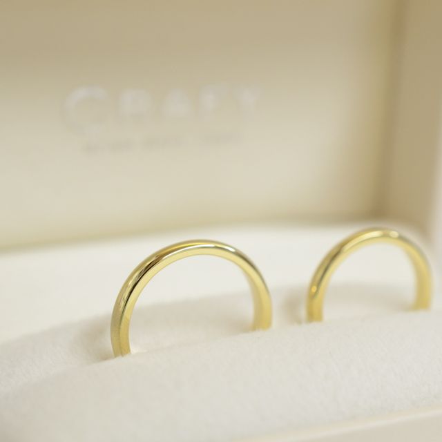 【CRAFY(クラフィ)の口コミ】 シンプルで上品なグリーンゴールドの結婚指輪に、内側には二人の名前が刻…