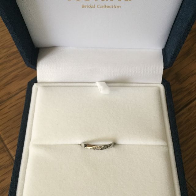 【Douxmiere bijou SOPHIA(ドゥミエール ビジュソフィア)の口コミ】 色々と試着しましたがデザインが1番気に入りました。少しカーブしていてダ…