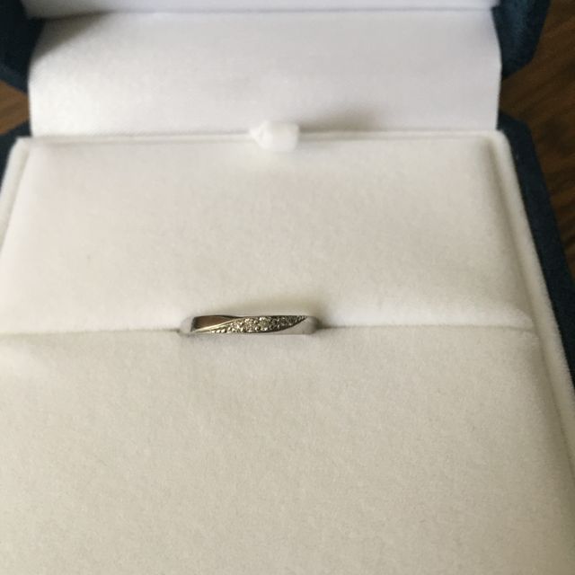 【Douxmiere bijou SOPHIA(ドゥミエール ビジュソフィア)の口コミ】 色々と試着しましたがデザインが1番気に入りました。少しカーブしていてダ…