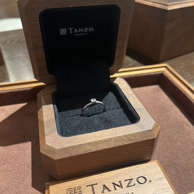 【TANZO.(鍛造指輪)の口コミ】 ダイヤモンドは小さめの控えめなものにしていただき、質の良いものにして…