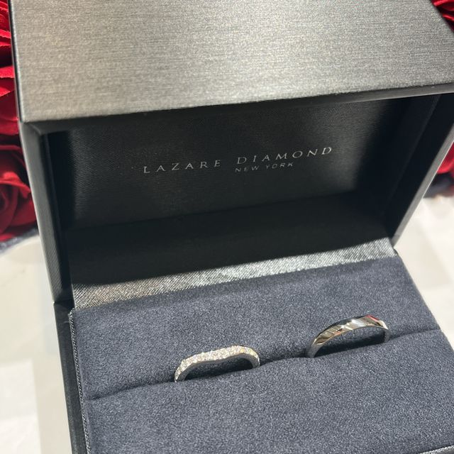 【ラザール ダイヤモンド(LAZARE DIAMOND)の口コミ】 付ける向きを変えることで、ツイスト状のデザインと、シンプルなデザイン…