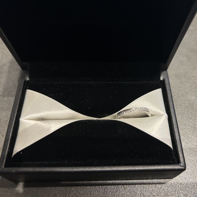 【銀座ダイヤモンドシライシの口コミ】 指輪を選ぶ際のこだわりは、ウェーブがかかっていてシンプルでシルバーの…