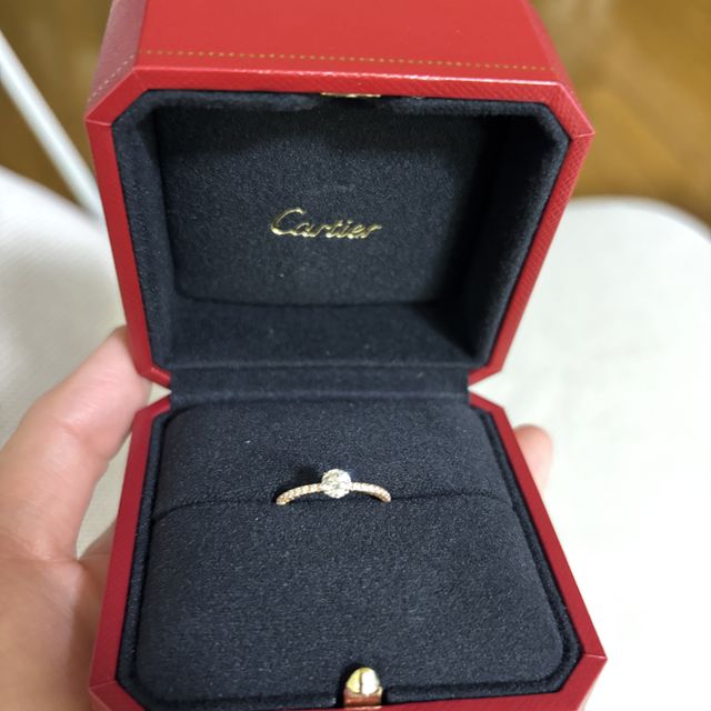 【カルティエ(Cartier)の口コミ】 ダイヤの輝きの美しさ、リング部分にもダイヤがついているエレガントなデ…