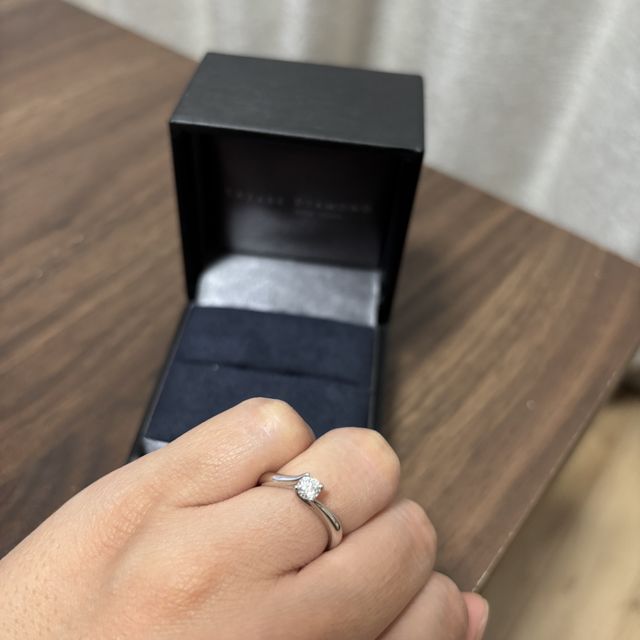 【ラザール ダイヤモンド(LAZARE DIAMOND)の口コミ】 ちょっとしたお出かけでも付けられるような婚約指輪を探しました。
主張が…