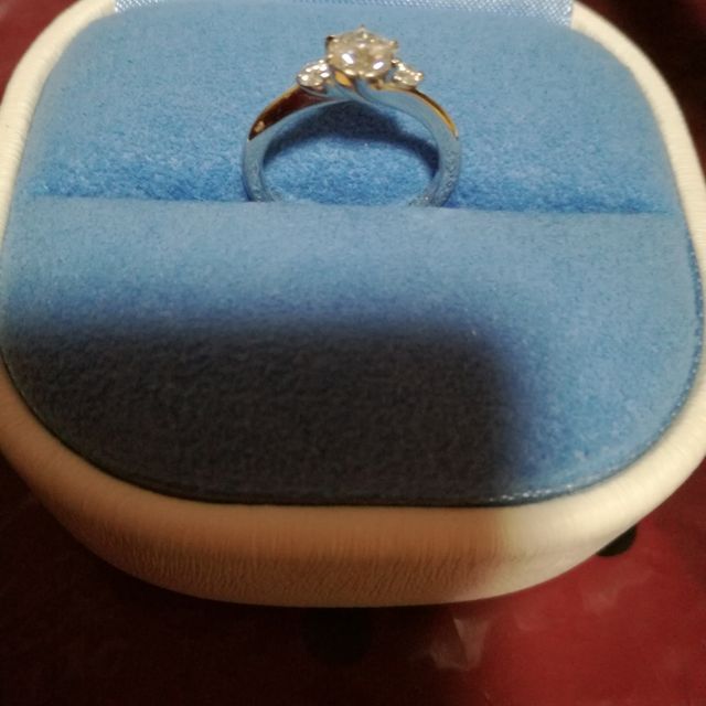 【銀座ダイヤモンドシライシの口コミ】 爪に向かってリングが流れるような優しいデザインに惹かれました。また、…