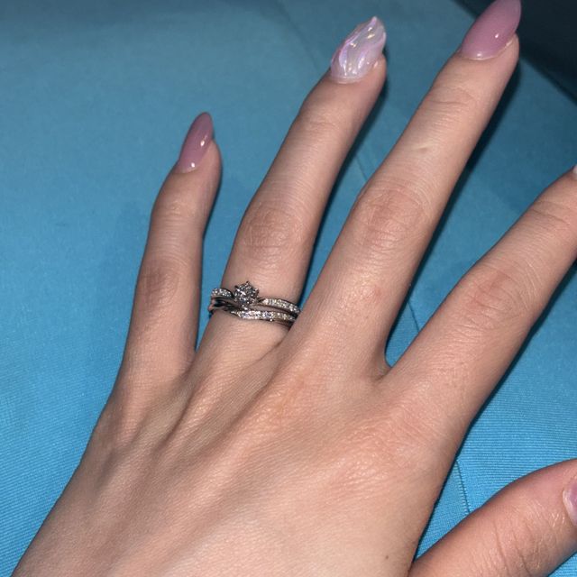 【銀座ダイヤモンドシライシの口コミ】 Vラインなので、指は細長く見え重ね付けができるデザインになっているのが…