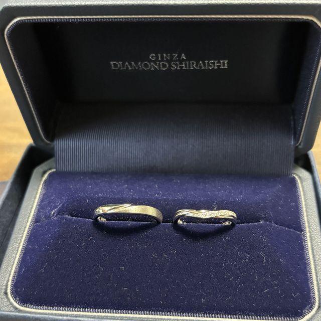 【銀座ダイヤモンドシライシの口コミ】 Vラインなので、指は細長く見え重ね付けができるデザインになっているのが…