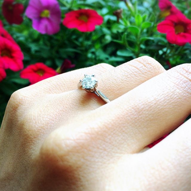 【ケイウノ ブライダル(K.UNO BRIDAL)の口コミ】 ダイアの下には私の好きな花がデザインされています。リングは細身で中に…