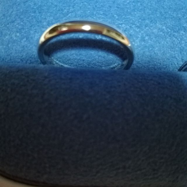【銀座ダイヤモンドシライシの口コミ】 メレダイヤがついているタイプと、結婚指輪の定番というイメージのシンプ…