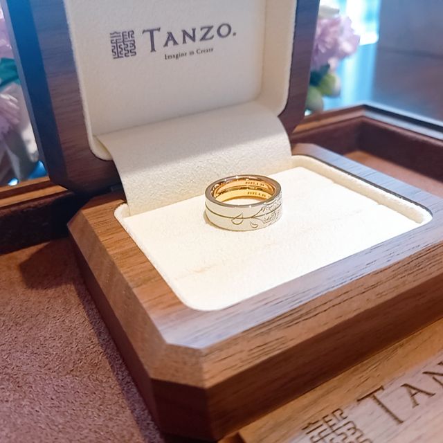 【TANZO.(鍛造指輪)の口コミ】 鍛造製法で強度が高く、平打ちで外側はプラチナでデザイン加工、内側はピ…