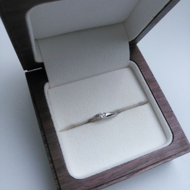 【Ponte Vecchio(ポンテヴェキオ)の口コミ】 シンプルなデザインで真ん中にだけダイヤモンドがついているオーソドック…