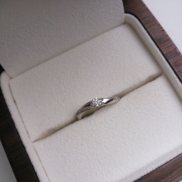 【Ponte Vecchio(ポンテヴェキオ)の口コミ】 シンプルなデザインで真ん中にだけダイヤモンドがついているオーソドック…
