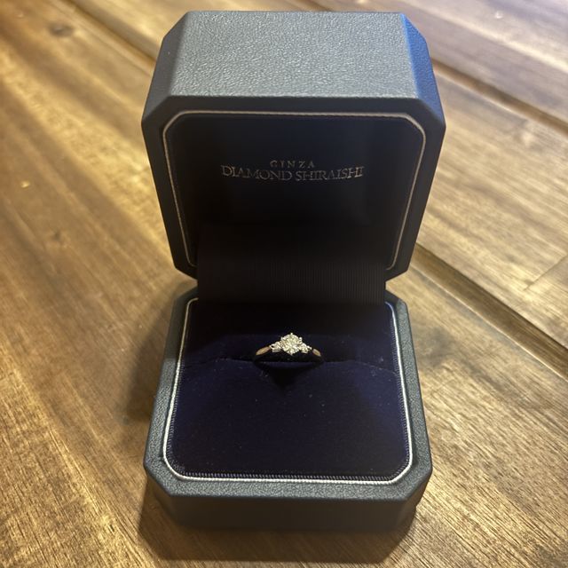 【銀座ダイヤモンドシライシの口コミ】 メレダイヤとサイドがきゅっと絞られたデザインは、メインのダイヤを引き…