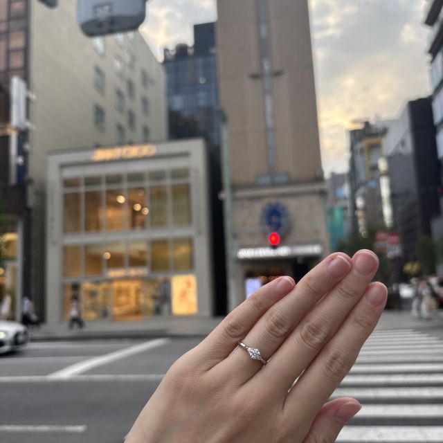 【銀座ダイヤモンドシライシの口コミ】 メレダイヤとサイドがきゅっと絞られたデザインは、メインのダイヤを引き…