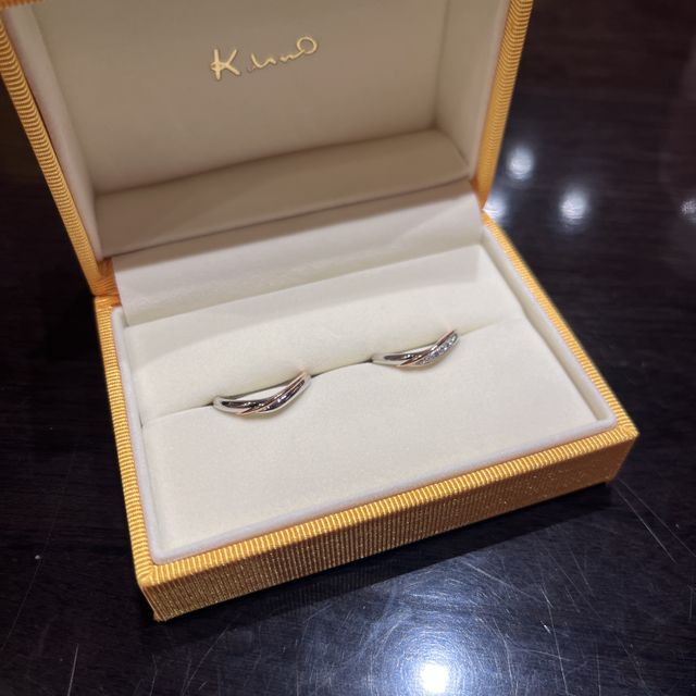 【ケイウノ ブライダル(K.UNO BRIDAL)の口コミ】 コンビネーションリングということで、通常の色1色ではなく交わる形で2色…