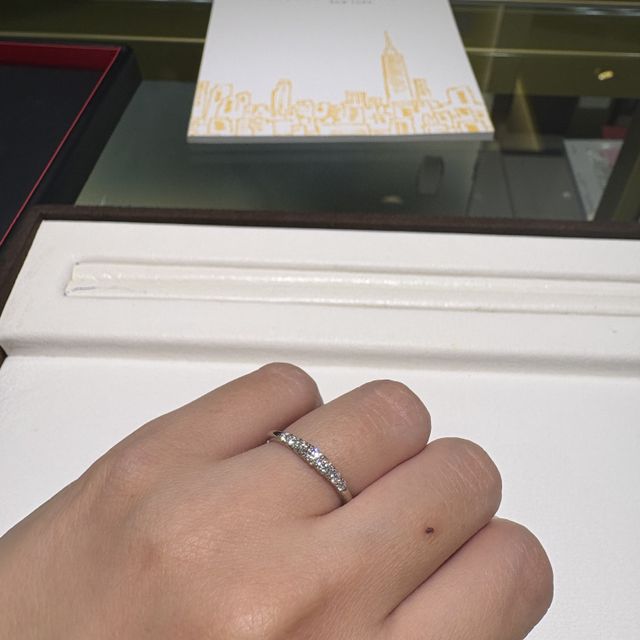 【ラザール ダイヤモンド(LAZARE DIAMOND)の口コミ】 ダイヤモンドが7石並んでいるデザインがめずらしくとても可愛いなぁと思っ…