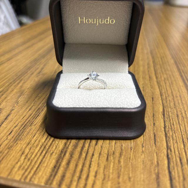 【宝寿堂(ほうじゅどう)の口コミ】 細身なフレームに0.121ctのダイヤが散りばめられ、真ん中には0.6ctのダイ…