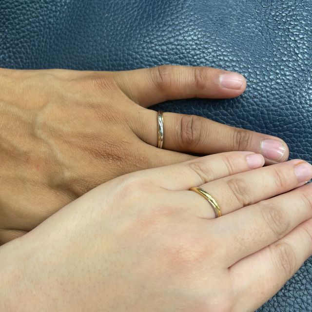 【ケイウノ ブライダル(K.UNO BRIDAL)の口コミ】 シンプルながらも洗練されたデザインが素敵です。美しい曲線を描いたフォ…