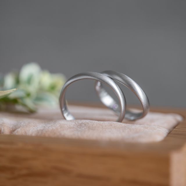 【Cayof(カヨフ)の口コミ】 長く、歳を重ねてもずっと手指に馴染むと思い太めのリングを探していまし…