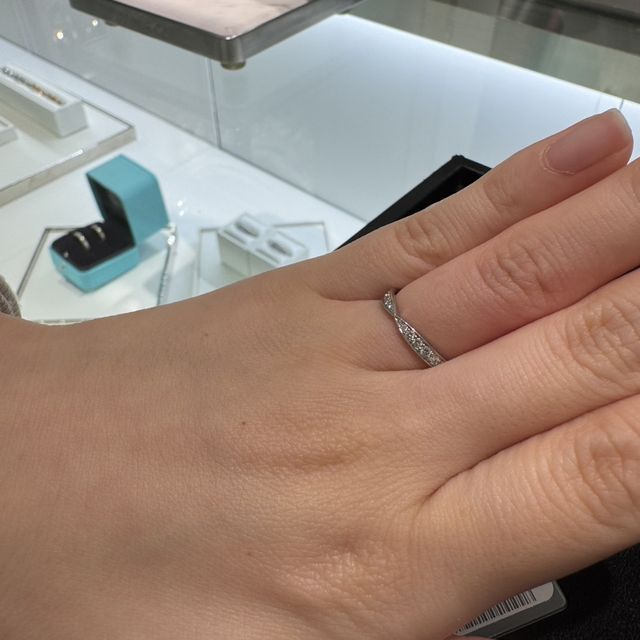 【ティファニー(Tiffany & Co.)の口コミ】 ダイヤモンドが輝いていて王道の憧れ結婚指輪という印象です。
リボンのよ…