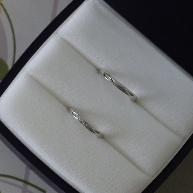 【俄(にわか)の口コミ】 少しウェーブがかっているデザインと女性側の指輪にはダイアモンドが入っ…