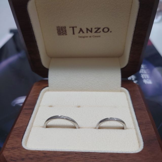【TANZO.(鍛造指輪)の口コミ】 男性があまりキラキラしたのはつけていない印象ですが、2人同じデザインが…