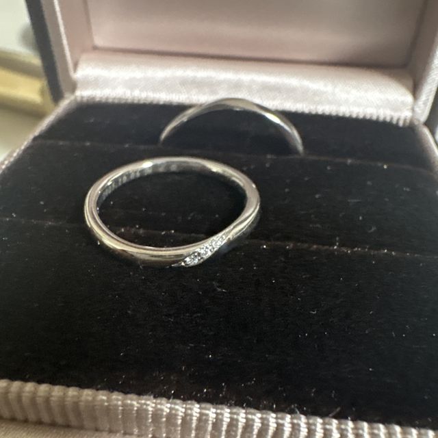 【アイプリモ(I-PRIMO)の口コミ】 水かき深めの指で、ウェーブデザインだと指が長く見えました。
斜めに入っ…