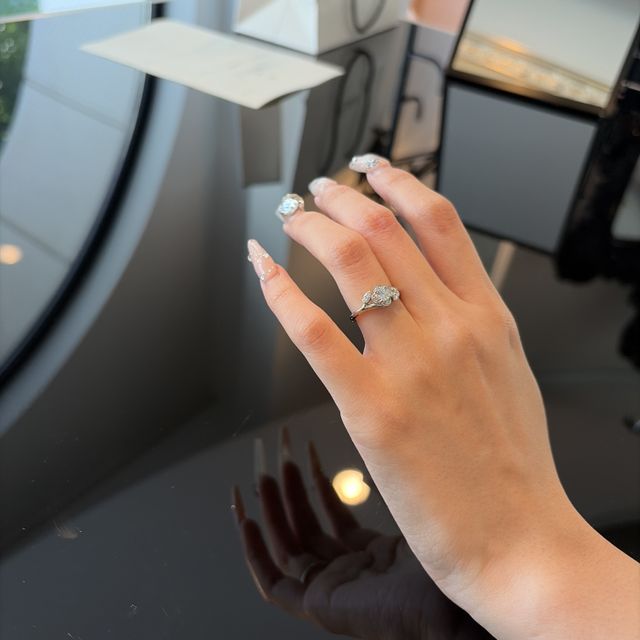 【EIKA(エイカ)の口コミ】 メインのダイヤの周りにも装飾があり豪華でかわいい
近くで見ると少し派手…