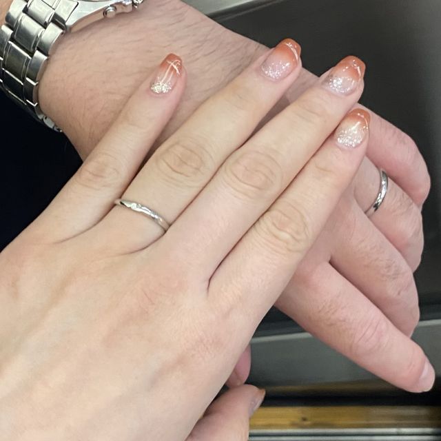 【銀座ダイヤモンドシライシの口コミ】 つけていて自然に手に馴染む気がします。ウェーブのようなデザインにした…