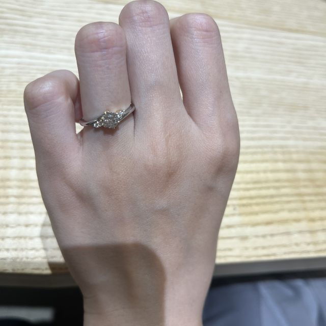 【出雲結(いずもゆい)の口コミ】 リング全体が流れるようなデザインで、指が綺麗に見えるところが気に入っ…