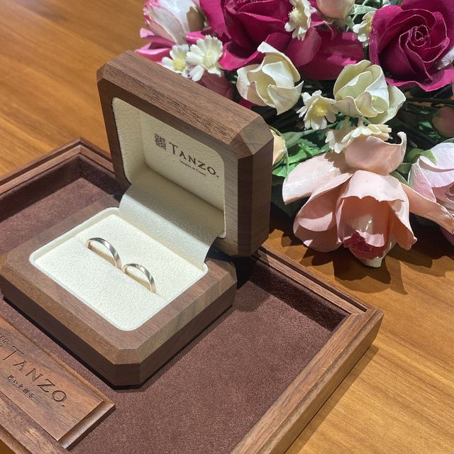 【TANZO.(鍛造指輪)の口コミ】 たくさんの色がある中でピンクゴールドにしました。
ダイヤが入っています…