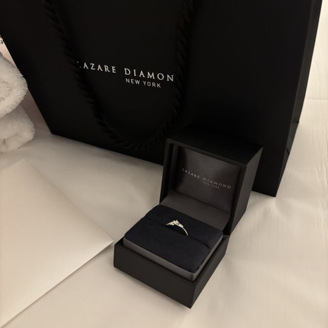 【ラザール ダイヤモンド(LAZARE DIAMOND)の口コミ】 ダイヤモンドの輝きとプラチナのリングがとても上品です。アシンメトリー…