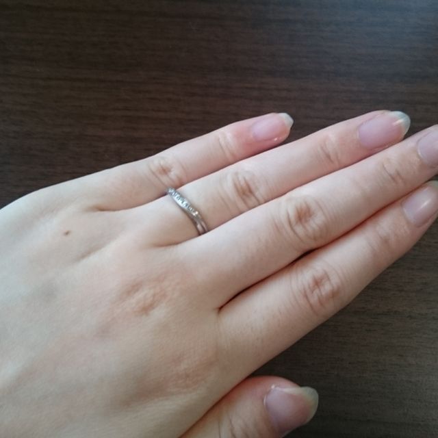 【ラザール ダイヤモンド(LAZARE DIAMOND)の口コミ】 小さなダイヤが５つ入っていて、フルエタニティリングに比べて控えめにキ…