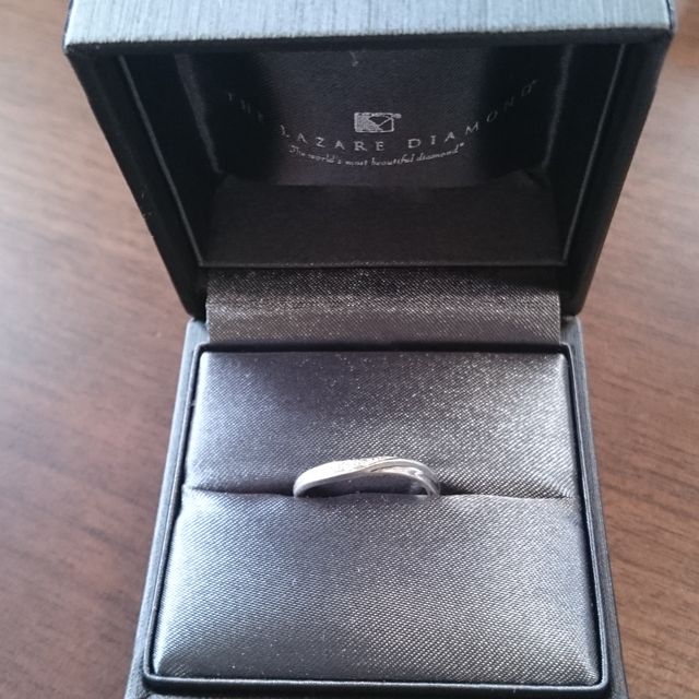 【ラザール ダイヤモンド(LAZARE DIAMOND)の口コミ】 小さなダイヤが５つ入っていて、フルエタニティリングに比べて控えめにキ…