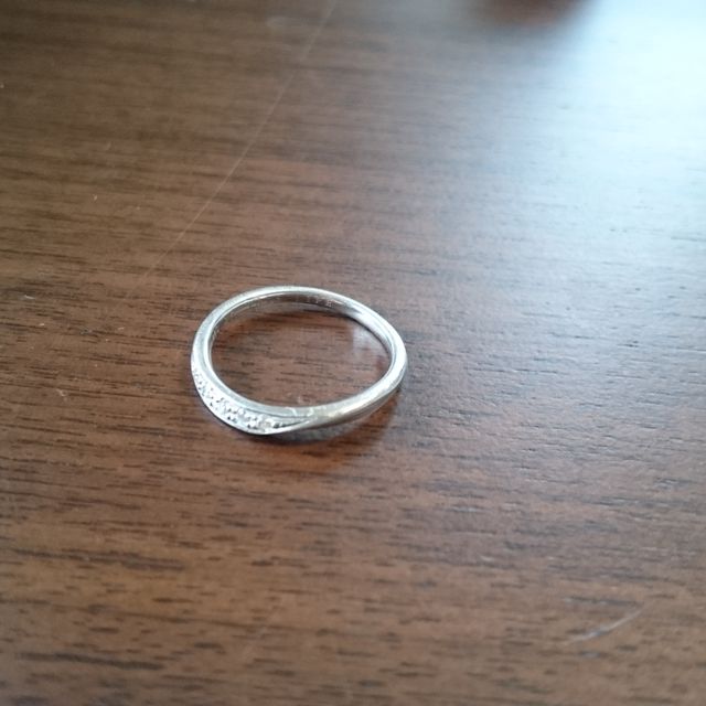 【ラザール ダイヤモンド(LAZARE DIAMOND)の口コミ】 小さなダイヤが５つ入っていて、フルエタニティリングに比べて控えめにキ…