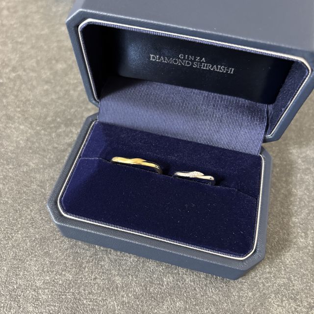 【銀座ダイヤモンドシライシの口コミ】 シンプルだけど飽きのこないデザインです。斜めに入ったダイヤが主張しす…