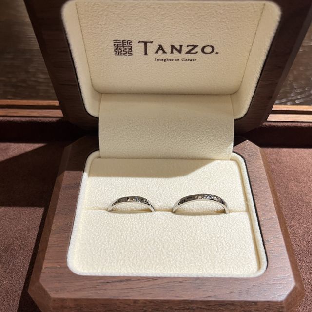 【TANZO.(鍛造指輪)の口コミ】 オーダーメイドした槌目加工が光に反射してキラキラ輝いて綺麗です。
新婦…