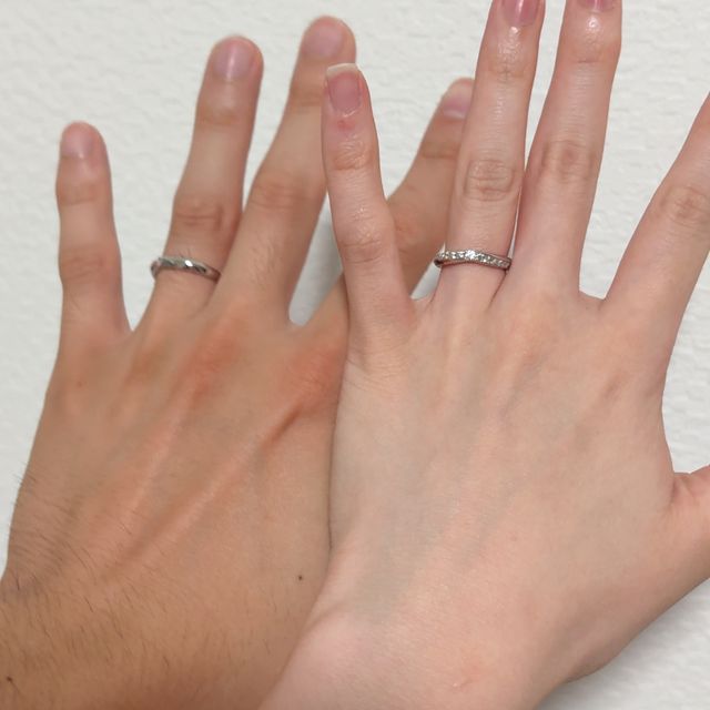 【銀座ダイヤモンドシライシの口コミ】 かわいらしいデザインが魅力で、太めのリングが手元に華やかな存在感を演…