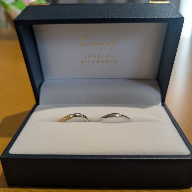 【Cayof(カヨフ)の口コミ】 まず、ゴールド・シルバーの特徴的なミックスデザインです。ゴールドシル…