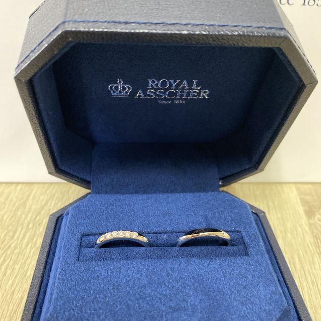 【ROYAL ASSCHER(ロイヤル・アッシャー)の口コミ】 シンプルでつけやすいです。
男性用のは近くで見ないとわかりませんがデザ…
