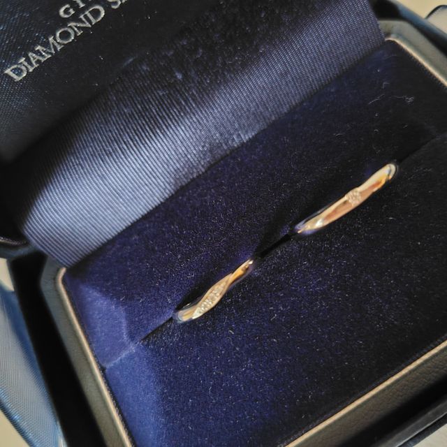 【銀座ダイヤモンドシライシの口コミ】 指輪のデザインはシンプルなタイプがよかったので、何個か見て気に入った…